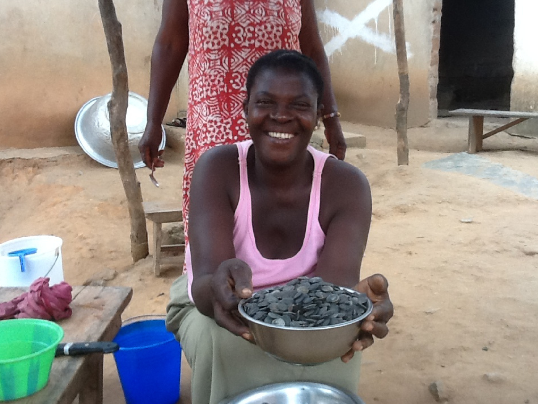 cueilleuse-souriante-tenant-graines-griffonia